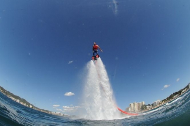 practicando flyboard en el mar
